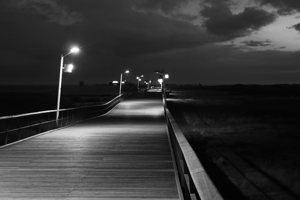 Steg bei Nacht